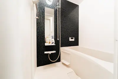 a bathroom with a shower and a sink at GJbb \u5c0f\u5ca9\u99c5\u304b\u3089\u5f92\u6b696\u5206 \u7fbd\u7530\u7a7a\u6e2f\u6210\u7530\u7a7a\u6e2f\u884c\u304d\u306e\u76f4\u884c\u30d0\u30b9 \u5b50\u9023\u308c in Tokyo