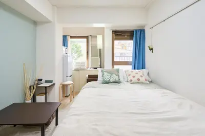 a small bedroom with a bed and a table at \u5e73\u548c\u5cf6202 in Tokyo