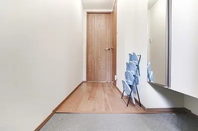a hallway with a wooden floor and a door at Nakano Cozy House\u4e2d\u91ce\u30b3\u30fc\u30b8\u30fc\u30cf\u30a6\u30b9 in Tokyo