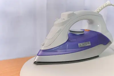 a iron sitting on top of a table at Nakano Cozy House\u4e2d\u91ce\u30b3\u30fc\u30b8\u30fc\u30cf\u30a6\u30b9 in Tokyo