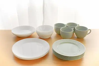 a group of white plates and cups on a table at Nakano Cozy House\u4e2d\u91ce\u30b3\u30fc\u30b8\u30fc\u30cf\u30a6\u30b9 in Tokyo