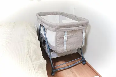 a basket on a stand next to a bed at Nakano Cozy House\u4e2d\u91ce\u30b3\u30fc\u30b8\u30fc\u30cf\u30a6\u30b9 in Tokyo