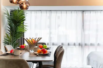 a dining room with a table with fruit on it at tai\u4e21\u56fd4\u4e01\u76eeGLV\u516c\u9928401 in Tokyo