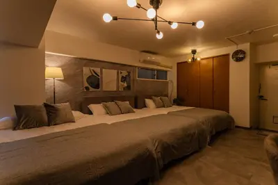a bedroom with a large bed in a room at tai\u4e21\u56fd4\u4e01\u76eeGLV\u516c\u9928401 in Tokyo