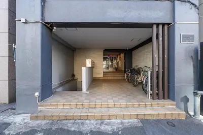 a building with stairs leading to a hallway with bikes at tai\u4e21\u56fd4\u4e01\u76eeGLV\u516c\u9928401 in Tokyo