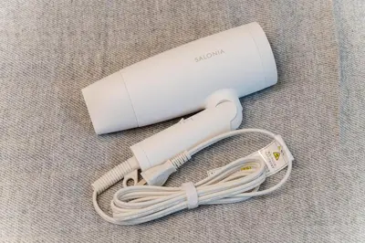 a white charger with a cord on the floor at tai\u4e21\u56fd4\u4e01\u76eeGLV\u516c\u9928401 in Tokyo