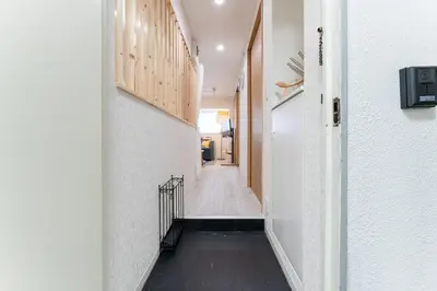 a hallway with white walls and a black floor at tai\u4e21\u56fd4\u4e01\u76eeGLV\u516c\u9928701 in Tokyo