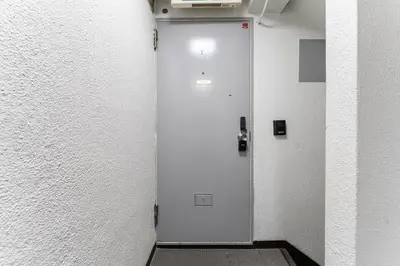 a corridor with a white door in a room at tai\u4e21\u56fd4\u4e01\u76eeGLV\u516c\u9928701 in Tokyo