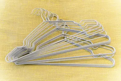 a pile of metal tongs sitting on a table at tai\u4e21\u56fd4\u4e01\u76eeGLV\u516c\u9928701 in Tokyo