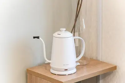 a white blender sitting on top of a wooden shelf at tai\u4e21\u56fd4\u4e01\u76eeGLV\u516c\u9928701 in Tokyo