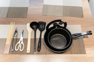 a black pan and utensils on a table at tai\u4e21\u56fd4\u4e01\u76eeGLV\u516c\u9928701 in Tokyo
