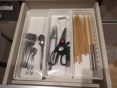 a plastic container with utensils in a drawer at \u9daf\u8c37 3\u5bdd\u5ba44\u30d9\u30c3\u30c9 \u6700\u4e0a\u968e \u9daf\u8c37\u99c5\u5f92\u6b692\u5206 \u6d45\u8349\u4e0a\u91ce\u79cb\u8449\u539f\u30a8\u30ea\u30a2 in Tokyo