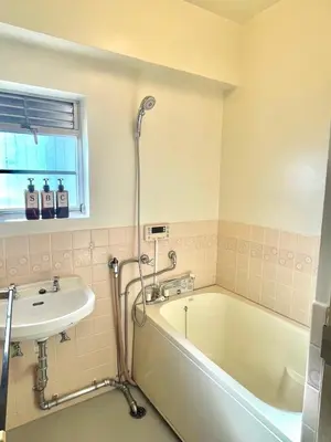 a bathroom with a bath tub and a sink at \u9daf\u8c37 3\u5bdd\u5ba44\u30d9\u30c3\u30c9 \u6700\u4e0a\u968e \u9daf\u8c37\u99c5\u5f92\u6b692\u5206 \u6d45\u8349\u4e0a\u91ce\u79cb\u8449\u539f\u30a8\u30ea\u30a2 in Tokyo