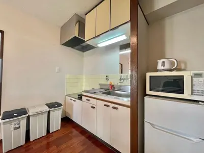 a small kitchen with a microwave and a sink at \u9daf\u8c37 3\u5bdd\u5ba44\u30d9\u30c3\u30c9 \u6700\u4e0a\u968e \u9daf\u8c37\u99c5\u5f92\u6b692\u5206 \u6d45\u8349\u4e0a\u91ce\u79cb\u8449\u539f\u30a8\u30ea\u30a2 in Tokyo