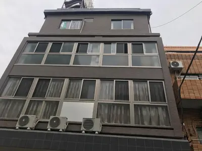 a tall building with windows on the side of it at \u8c4a\u5cf6\u5927\u585a\u3055\u304f\u3089\u6c11\u6cca in Tokyo
