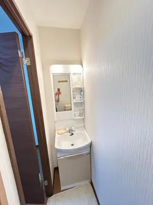 a small bathroom with a sink and a mirror at \u8c4a\u5cf6\u5927\u585a\u3055\u304f\u3089\u6c11\u6cca in Tokyo