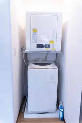 a microwave sitting on top of a washing machine at Skytree-House\u4eac\u5cf6 in Tokyo
