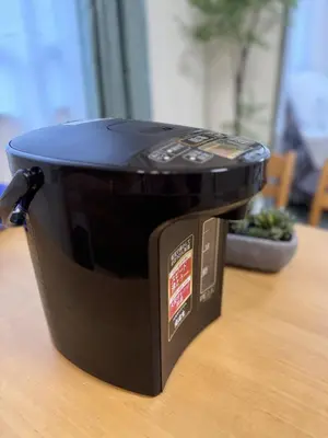a black slow cooker sitting on top of a table at Moto Sakura for families 3 luxury beds 2bedroom apartment in a quiet and convenient location in Tokyo