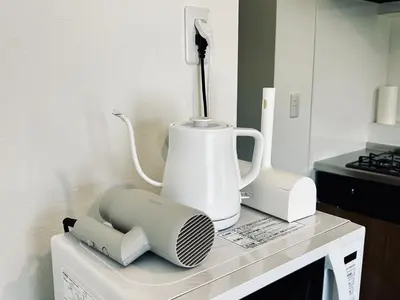 a kitchen counter with a blender and a phone at \u30c8\u30e9\u30a4\u30a2\u30f3\u30b0\u30eb\u82e5\u5bae201 trianglewakamiya in Tokyo