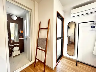 a bathroom with a toilet and a mirror at \u30c8\u30e9\u30a4\u30a2\u30f3\u30b0\u30eb\u82e5\u5bae201 trianglewakamiya in Tokyo