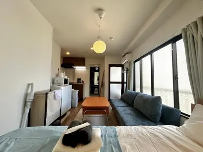 a living room with a couch and a kitchen at \u30c8\u30e9\u30a4\u30a2\u30f3\u30b0\u30eb\u82e5\u5bae201 trianglewakamiya in Tokyo
