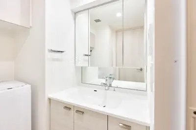 a white bathroom with a sink and a mirror at \u30a2\u30fc\u30d0\u30cd\u30c3\u30af\u30b9\u9326\u7cf8\u753aNorth in Tokyo