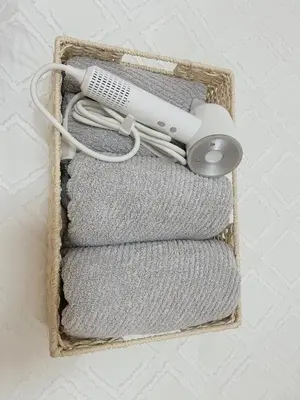 a wicker basket with a hair dryer and towels at New \u6b4c\u821e\u4f0e\u753a222 \u6771\u65b0\u5bbf\u99c5\u5f92\u6b699\u5206 \u4f0a\u52e2\u4e39\u65b0\u5bbf\u5f92\u6b69 8\u5206 \u65b0\u5bbf\u5fa1\u82d1\u5f92\u6b6914\u5206 in Tokyo