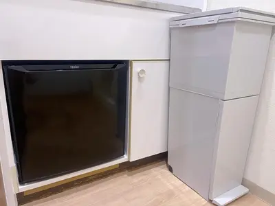 a microwave and a refrigerator in a kitchen at New \u6b4c\u821e\u4f0e\u753a222 \u6771\u65b0\u5bbf\u99c5\u5f92\u6b699\u5206 \u4f0a\u52e2\u4e39\u65b0\u5bbf\u5f92\u6b69 8\u5206 \u65b0\u5bbf\u5fa1\u82d1\u5f92\u6b6914\u5206 in Tokyo