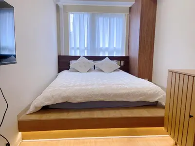 a bedroom with a bed with a window at New \u6b4c\u821e\u4f0e\u753a222 \u6771\u65b0\u5bbf\u99c5\u5f92\u6b699\u5206 \u4f0a\u52e2\u4e39\u65b0\u5bbf\u5f92\u6b69 8\u5206 \u65b0\u5bbf\u5fa1\u82d1\u5f92\u6b6914\u5206 in Tokyo