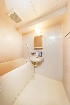 a bathroom with a sink and a bath tub at JR Kamata Station is a 3-minute walk, Shinagawa is 7 minutes by train, and Keikyu Kamata Station has direct access to Haneda Airport, Tokyo, Shinagawa, Yokohama, and Ueno in Tokyo