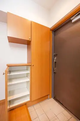 a walk in closet with a door and a room at JR Kamata Station is a 3-minute walk, Shinagawa is 7 minutes by train, and Keikyu Kamata Station has direct access to Haneda Airport, Tokyo, Shinagawa, Yokohama, and Ueno in Tokyo