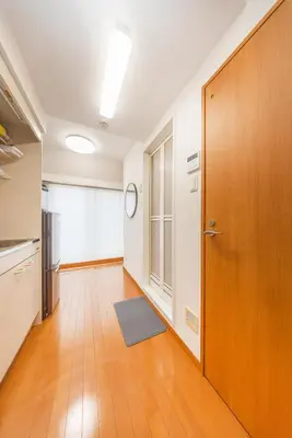an empty room with a door and a rug at JR Kamata Station is a 3-minute walk, Shinagawa is 7 minutes by train, and Keikyu Kamata Station has direct access to Haneda Airport, Tokyo, Shinagawa, Yokohama, and Ueno in Tokyo