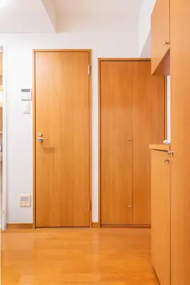 two wooden doors in a room with wood floors at JR Kamata Station is a 3-minute walk, Shinagawa is 7 minutes by train, and Keikyu Kamata Station has direct access to Haneda Airport, Tokyo, Shinagawa, Yokohama, and Ueno in Tokyo
