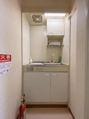a small kitchen with a sink in a room at Mori House \u6e0b\u8c37\u672c\u753a in Tokyo