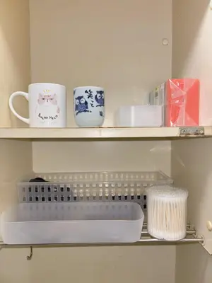 a shelf with two cups and a basket on it at Mori House \u6e0b\u8c37\u672c\u753a in Tokyo