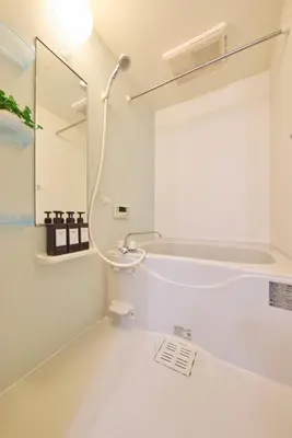 a bathroom with a shower and a sink at \u30b7\u30e3\u30f3\u30d6\u30eb\u5357\u884c\u5fb3201 in Tokyo
