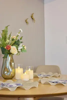 a table with a vase of flowers and candles at \u30b7\u30e3\u30f3\u30d6\u30eb\u5357\u884c\u5fb3201 in Tokyo