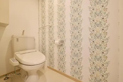 a bathroom with a toilet with a floral wallpaper at \u30b7\u30e3\u30f3\u30d6\u30eb\u5357\u884c\u5fb3201 in Tokyo