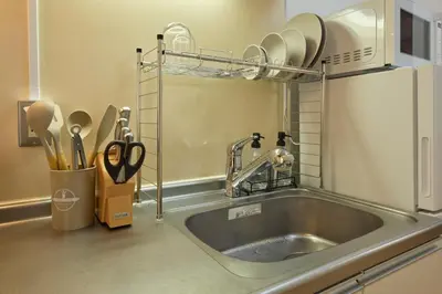 a kitchen counter with a sink and a microwave at \u30b7\u30e3\u30f3\u30d6\u30eb\u5357\u884c\u5fb3201 in Tokyo