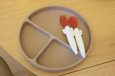 a plastic container with utensils in it on a table at \u30b7\u30e3\u30f3\u30d6\u30eb\u5357\u884c\u5fb3201 in Tokyo