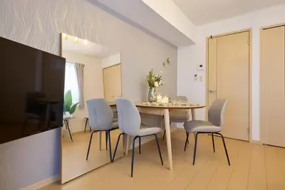 a dining room with a table and chairs at \u30b7\u30e3\u30f3\u30d6\u30eb\u5357\u884c\u5fb3201 in Tokyo