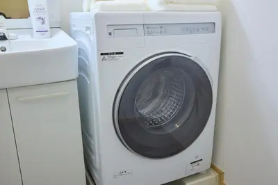 a white washer and dryer in a room at \u30b7\u30e3\u30f3\u30d6\u30eb\u5357\u884c\u5fb3201 in Tokyo