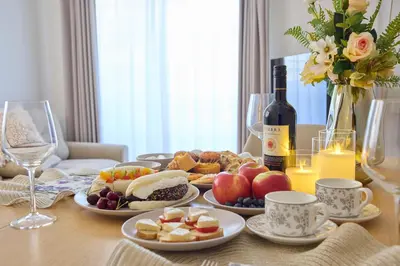 a table with plates of food and a bottle of wine at \u30b7\u30e3\u30f3\u30d6\u30eb\u5357\u884c\u5fb3201 in Tokyo