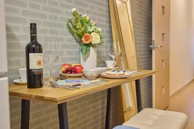 a table with a bottle of wine and fruit on it at \u30b7\u30e3\u30f3\u30d6\u30eb\u5357\u884c\u5fb3102 in Tokyo