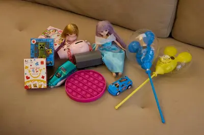 two dolls and toys are sitting on a couch at \u30b7\u30e3\u30f3\u30d6\u30eb\u5357\u884c\u5fb3102 in Tokyo