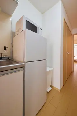 a kitchen with a white refrigerator and a sink at \u30b7\u30e3\u30f3\u30d6\u30eb\u5357\u884c\u5fb3102 in Tokyo