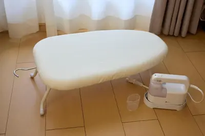 a white chair sitting on a tile floor with a charger at \u30b7\u30e3\u30f3\u30d6\u30eb\u5357\u884c\u5fb3102 in Tokyo