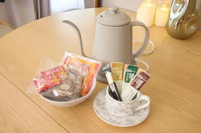 a table with a tea kettle and a cup of snacks at \u30b7\u30e3\u30f3\u30d6\u30eb\u5357\u884c\u5fb3102 in Tokyo