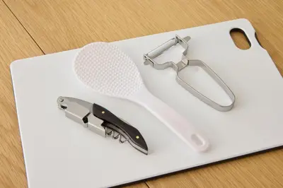 a pair of scissors and a microphone on a cutting board at \u30b7\u30e3\u30f3\u30d6\u30eb\u5357\u884c\u5fb3102 in Tokyo