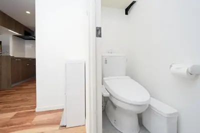 a bathroom with a white toilet in a room at \u9280\u5ea7\u7dda\u5f92\u6b699\u5206 \u677e\u304c\u8c37\u30a2\u30d1\u30fc\u30c8 in Tokyo